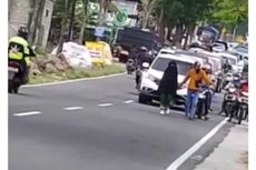 Terungkap, Motif Perempuan yang Berjalan Santai di Tengah Jalan Menuju Telaga Sarangan