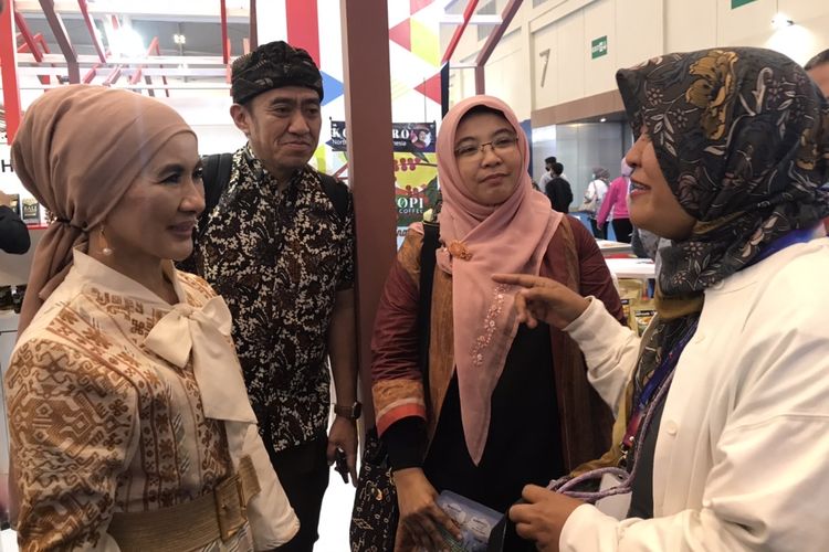Direktur Utama Pertamina, Nicke Widyawati berbincang dengan pelaku UMKM mitra binaan di acara Trade Expo Indonesia 2022 di Indonesia Convention Exhibition (ICE) BSD City, Tangerang, Banten pada Minggu (23/10/2022).
