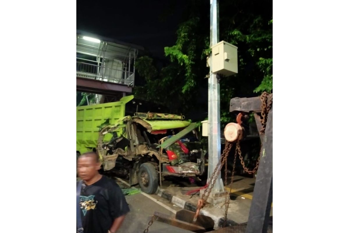 Truk bernomor polisi B 9962 NYT alami kecelakaam lalu lintas usai menabrak truk di depannya di Jalan Jenderal Ahmad Yani, Rawamangun, Jakarta Timur, Selasa (11/2/2020).
