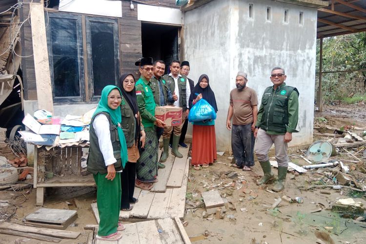 Pengurus Wilayah Ikatan Sarjana Nahdlatul Ulama (PW ISNU) Aceh, mewakili Pengurus Pusat ISNU (PP ISNU), menyalurkan bantuan Uang Kuliah Tunggal (UKT) kepada 51 mahasiswa terdampak banjir di Kabupaten Aceh Tamiang.
