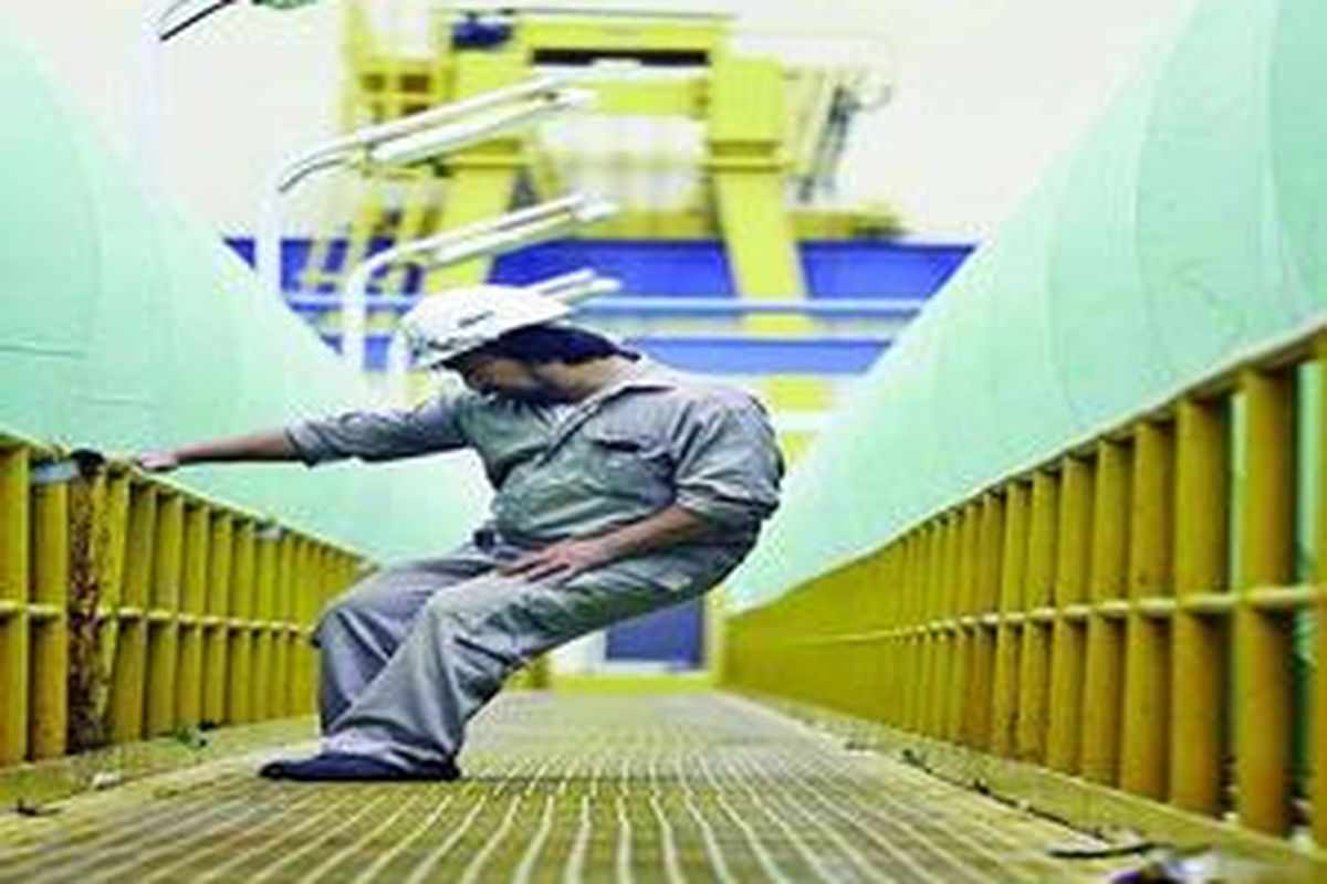 Baswardi, teknisi Pembangkit Listrik Tenaga Uap (PLTU) Unit Pembangkitan Muara Karang, Jakarta, memeriksa area water intake dari tumpukan sampah yang menyumbat turbin, Kamis (21/2). PLTU Muara Karang kembali menerima pasokan 1.200 kiloliter marine fuel oil (MFO) untuk mengurangi defisit BBM yang hingga kemarin mencapai 35.000 kiloliter, sekaligus untuk menghindari pemadaman listrik bergilir.