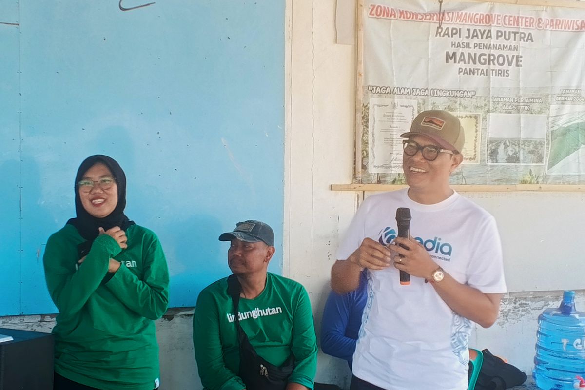 VP Sustainability KG Media, Wisnu Nugroho mengisi sambutan sebelum melaksanakan penanaman 10.000 bibit mangrove di kawasan pesisir Pabean Ilir, Kabupaten Indramayu pada Kamis (16/10/2025).