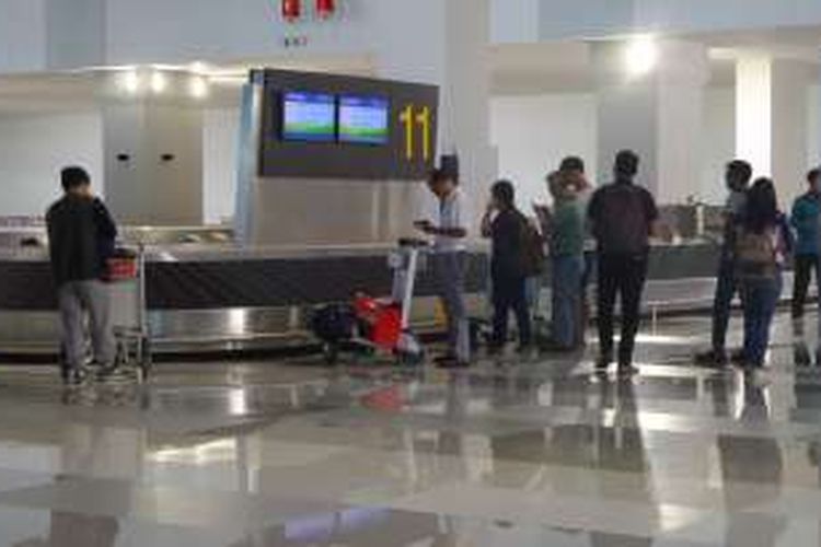 Sejumlah penumpang tampak menunggu barang bawaannya di area baggage claim Terminal 3 New Bandara Soekarno-Hatta, Tangerang, Senin (15/8/2016). Layanan bagasi dengan sistem bagasi otomatis atau baggage handling system dikeluhkan sebagian besar penumpang. 