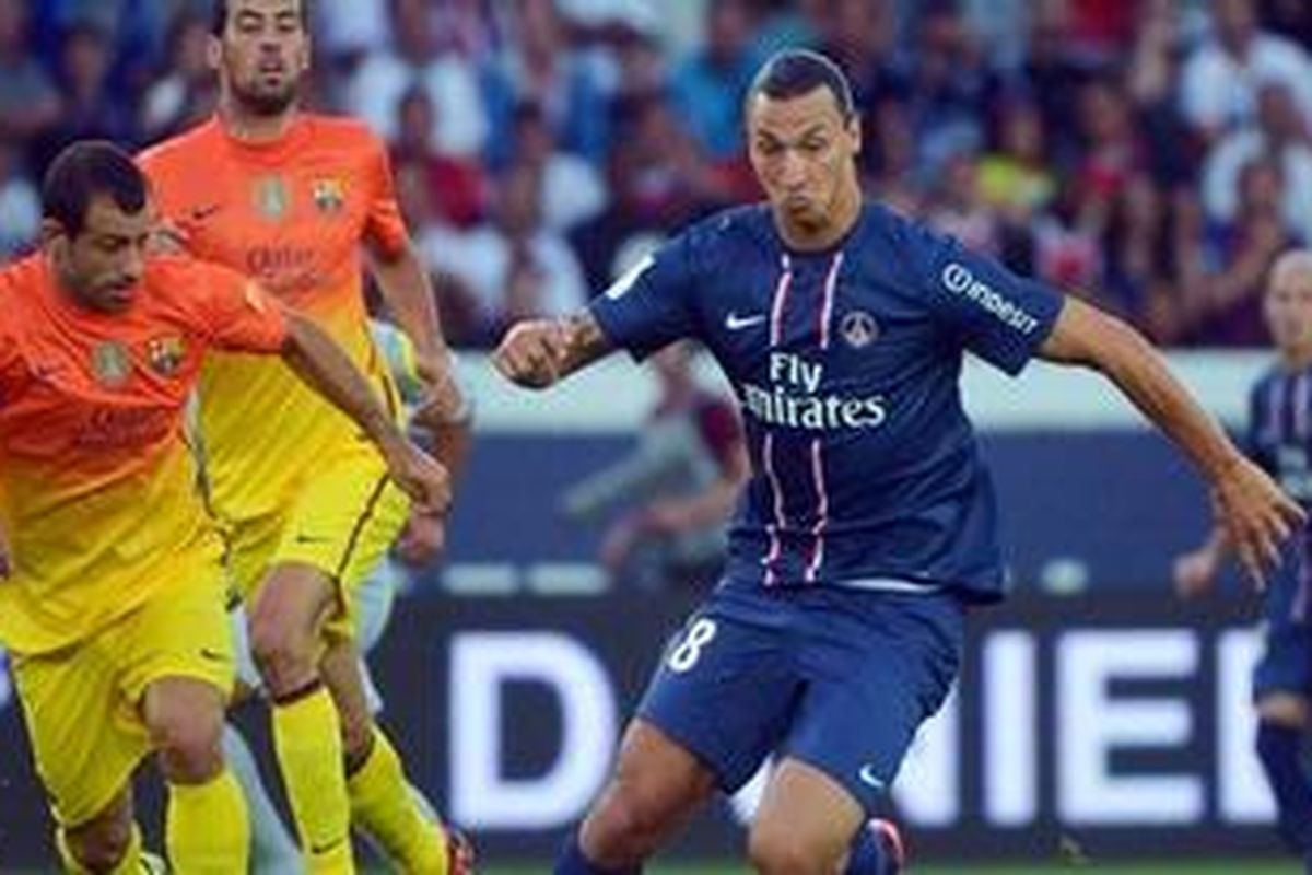 Penyerang PSG Zlatan Ibrahimovic (kanan) dihadang gelandang Barcelona, Javier Macherano  (kiri) dalam laga uji coba di Stadion Parc des Princes, Sabtu atau Minggu (5/8/2012) dini hari WIB. Laga itu berakhir imbang 2-2. 