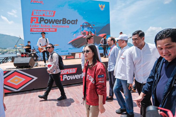 Sejumlah menteri juga turut hadir dalam perhelatan F1 Powerboat, salah satunya Menteri BUMN Erick Thohir. 