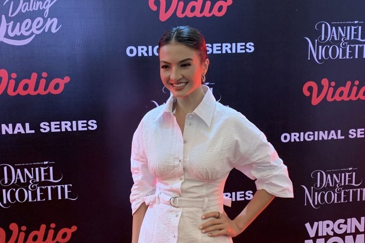 Raline Shah saat ditemui dalam konferensi pers serial original Vidio berjudul Dating Queen di Hotel Sultan & Residence kawasan Jakarta Pusat, Rabu (11/5/2022).