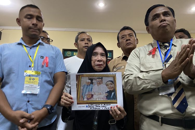 Ibu Kandung Korban Pembunuhan Satu Keluarga di Indramayu Sujud Syukur Usai Ririn Rifanto Divonis Mati