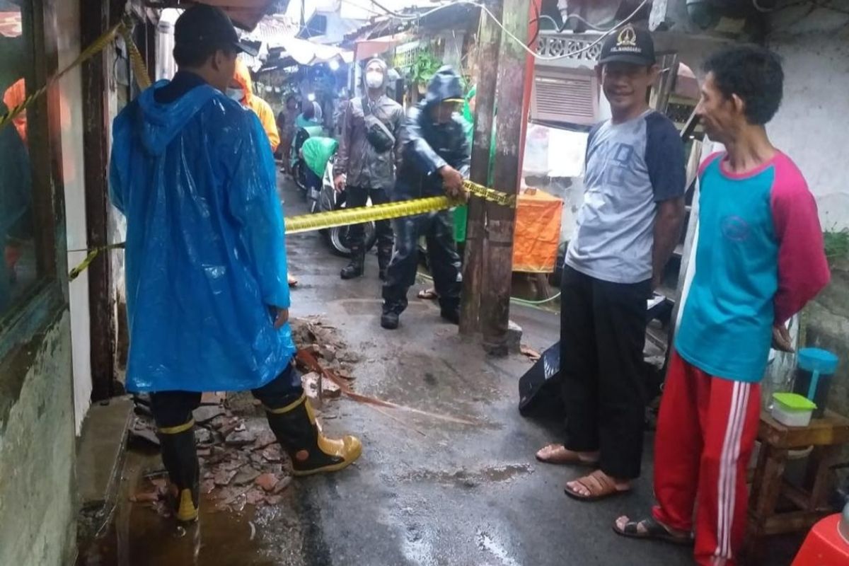 Hujan deras disertai angin kencang mengakibatkan atap salah satu rumah warga di Jalan Bali Matraman RT 11 RW 06, Manggarai, Tebet, Jakarta Selatan, ambruk. 