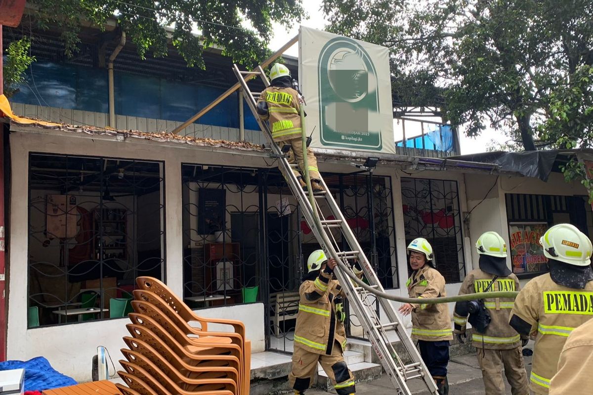 Sebuah rumah makan terbakar di Jalan Raya Kalibata, Jakarta Selatan, sekira pukul 07.45 WIB, Kamis (13/4/2023) 