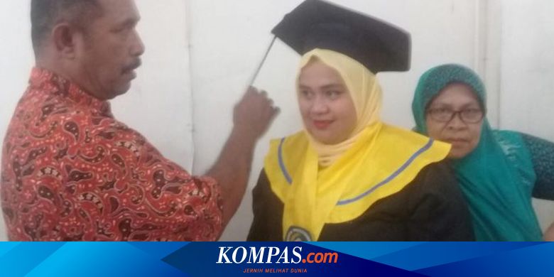 Cerita Muhamad, Penjual Es Mewisuda Putrinya dari Bilik Warnet karena Tak Punya Laptop