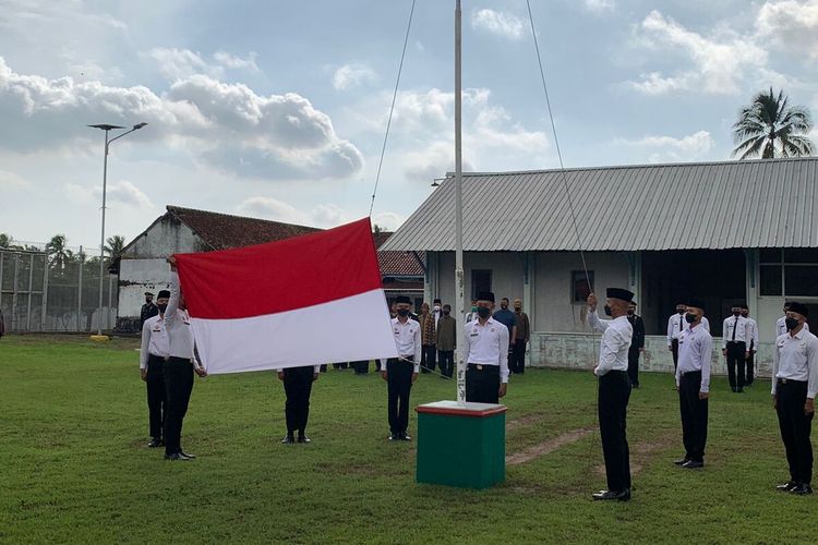 Upacaras bendera memperingati HUT ke-77 Kemerdekaan Indonesia yang digelar di lapangan upacara Lapas Kelas 1 Batu Nusakambangan, Rabu (17/8/2022).
