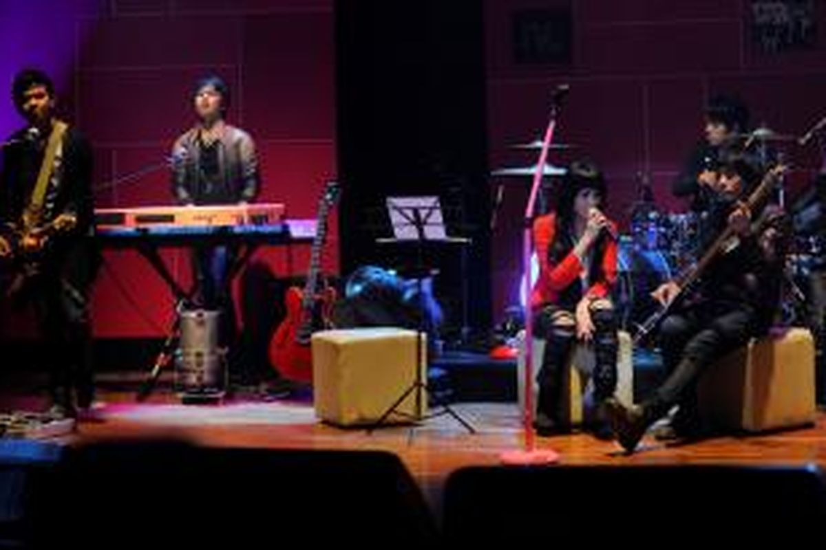 Kelompok musik asal Pekanbaru, Geisha--Roby (gitar), Dhan (keyboard), Momo (vokal), Nard (bas), dan Aan (drum), menggelar konser live streaming ketika meluncurkan album kedua, yang bertajuk Meraih Bintang, di Gedung Pusat Perfilman Haji Usmar Ismail, Jakarta, Kamis (31/3/2011). Album kedua ini berisi sebelas lagu. 