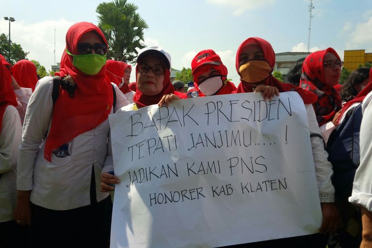 Tenaga honorer K2 terdiri GTT, PTT dan non K2 menggelar aksi unjuk rasa di halaman Pemkab Klaten, Jawa Tengah, Selasa (25/9/2018).