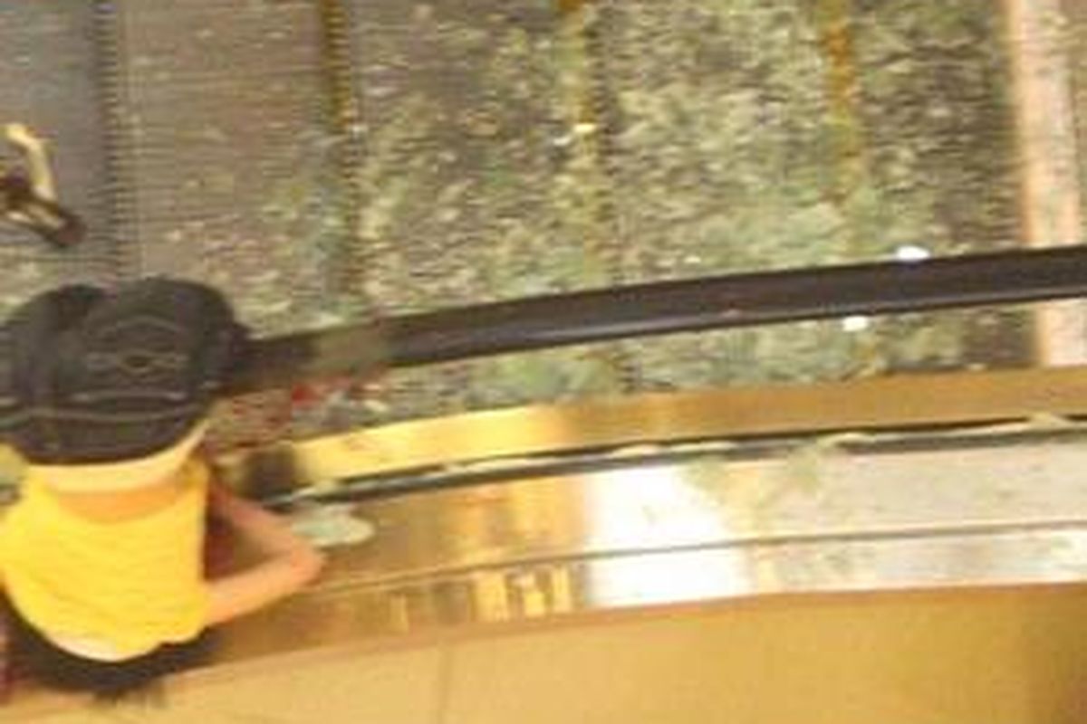 Korban jatuh dari lantai 5 Grand Indonesia.