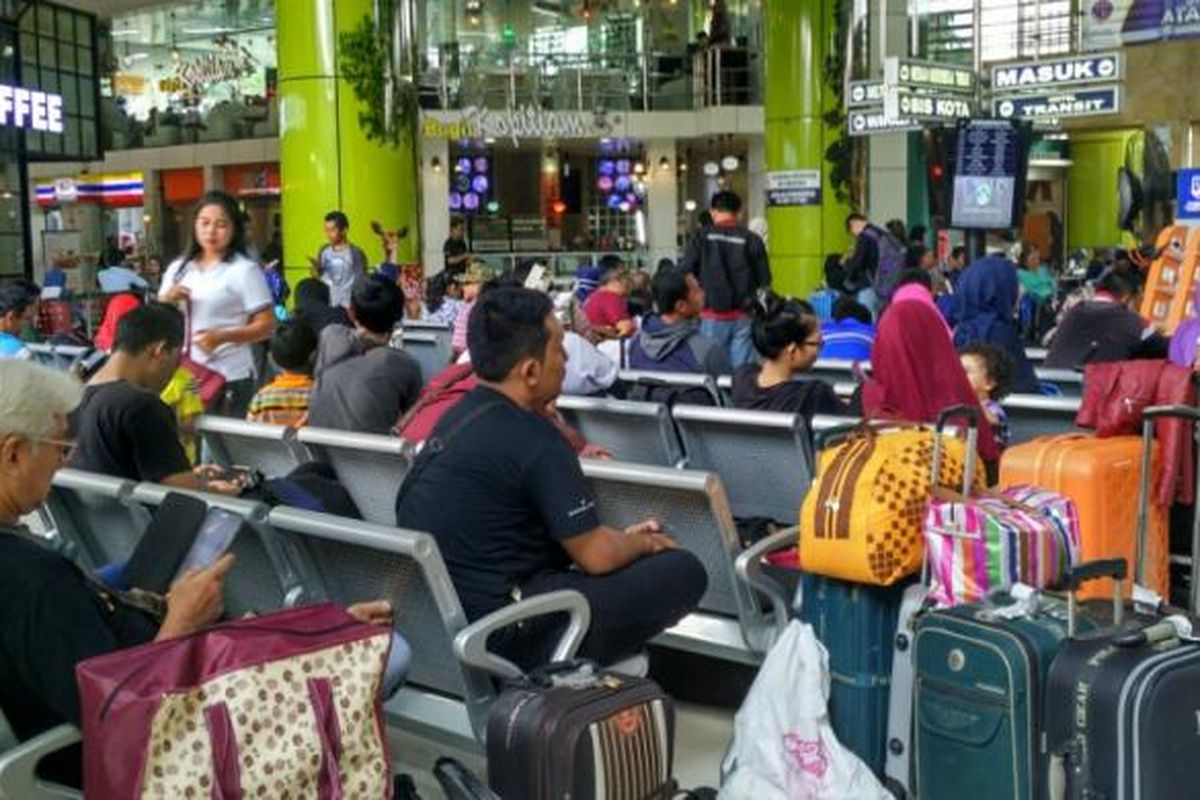 Penumpang menunggu keberangkatan kereta api dari Stasiun Gambir, Jakarta Pusat, Senin (26/12/2016).