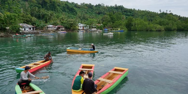 Beberapa perahu yang disediakan warga Bahoi bagi wisatawan yang datang mengunjungi desa wisata mereka di Minahasa Utara, Sulawesi Utara.