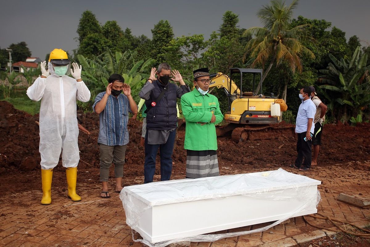 Keluarga dan petugas menshalatkan jenazah pasien COVID-19 sebelum dimakamkan di TPU Jombang, Ciputat, Tangerang Selatan, Banten, Jumat (18/6/2020). Kepala TPU Jombang menyebutkan bahwa pemakaman jenazah pasien COVID-19 di lokasi tersebut mengalami peningkatan 100 persen pada pertengahan Juni dibandingkan pada Mei yaitu sebanyak 30 jenazah. ANTARA FOTO/Muhammad Iqbal/rwa.