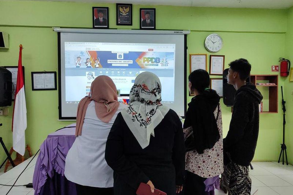 Orangtua dan siswa minta reset password PPDB di SMPN 35 Jakarta, Senin (12/6/2023)