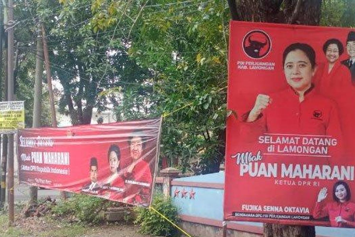 Banner dan spanduk bergambar Puan Maharani didampingi foto Ketum DPP PDI Perjuangan, Megawati Soekarno Putri dan Kakeknya Soekarno di pertigaan jalan Pangsud - Pasar Ikan, Selasa (1/3/2022)