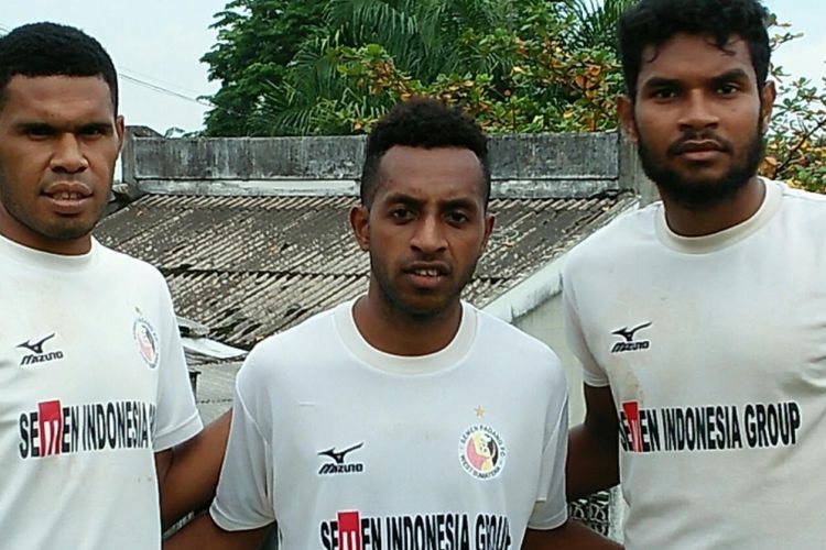 Trio pemain senior Semen Padang yang asli Papua untuk musim 2017, Vendry Mofu (kiri), Boas Atururi, dan Fandry Imbiri (kanan) di lapangan Indarung, Padang, Jumat (27/1/2017).
