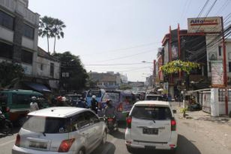 Kondisi lalu lintas di jalur menuju Pintu Tol Pasteur, Bandung, Sabtu (13/6/2015).