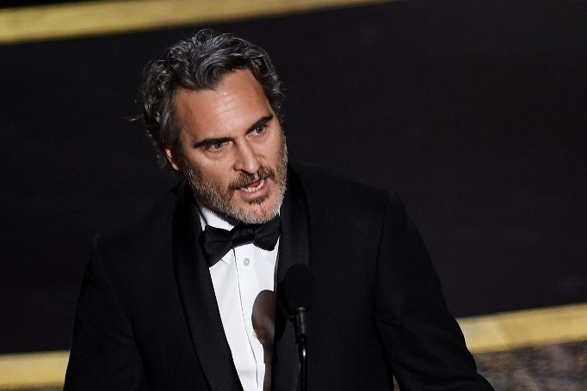 Aktor Joaquin Phoenix meraih penghargaan sebagai Aktor Terbaik Oscar 2020 dalam film Joker. Academy Awards 2020 digelar di Dolby Theater di Hollywood, California, Minggu (9/2/2020).
