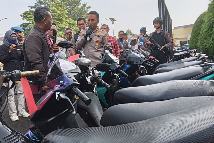 Kapolres Cianjur, AKBP Aszhari Kurniawan saat menyerahkan simbolis satu unit sepeda motor kepada pemiliknya yang sebelumnya hilang dicuri dalam ekspose perkara di mapolres, Kamis (11/5/2023)..