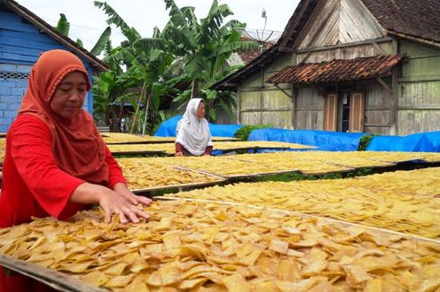 Ketika Pengrajin Kerupuk Merindukan Sinar Matahari...