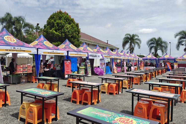 Area makanan dan minuman di venue PON XXI 2024 cabor e-sports, Medan International Convention Center, Kota Medan, Sumatera Utara.