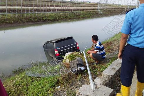 Minibus Tabrak Pembatas Jalan di Bandara Soekarno-Hatta