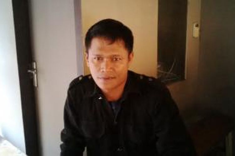 Ade Rahmat (39) warga Baleendah, Kabupaten Bandung yang sedang kebingungan masalah biaya untuk menebus bayinya di rumah sakit Imanuel.