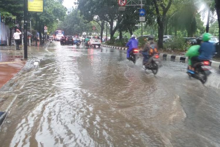 Genangan air di sejumlah ruas jalan di Jalan Sudirman, Selasa (30/8/2016)