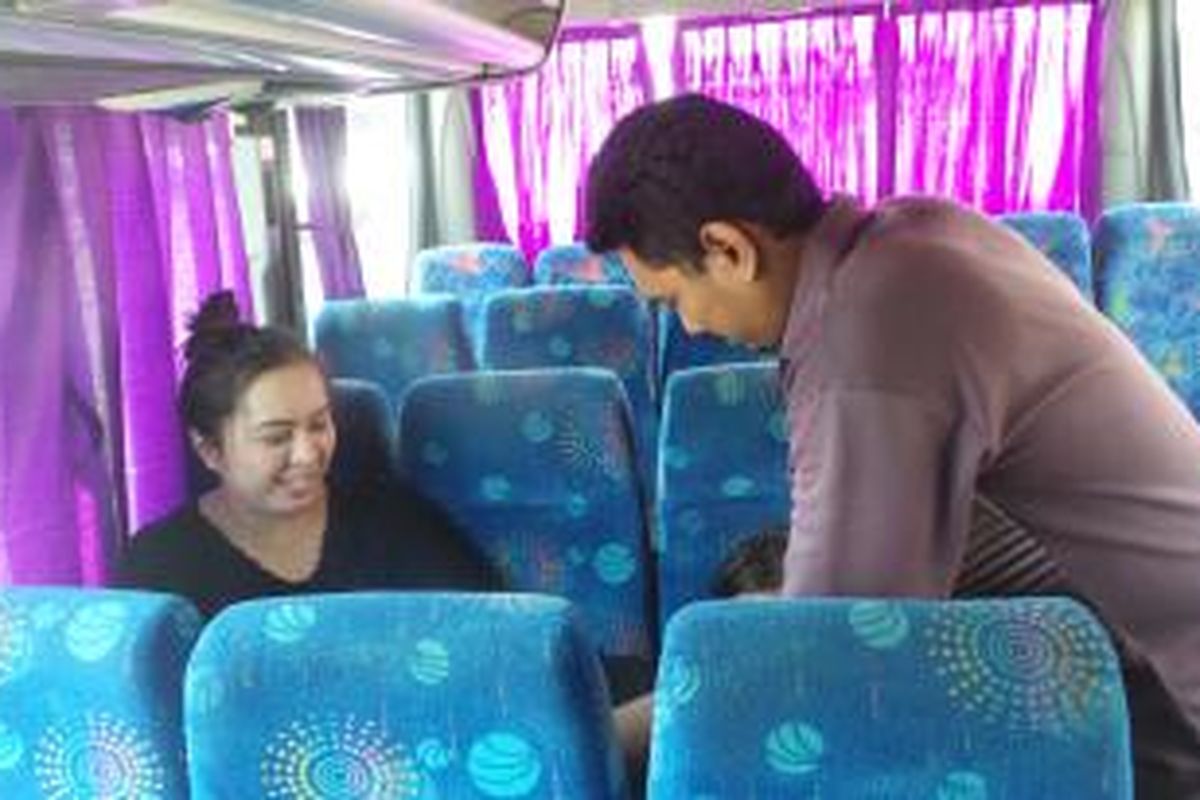 Pasangan Enda (34) dan Faisal (34) yang mengalami cancel penerbangan dengan Lion Air akibat erupsi Gunung Raung. Keduanya beralih dengan bus yang disediakan pihak Bandara Soetta atau maskapai. Jumat (17/7/2015) 