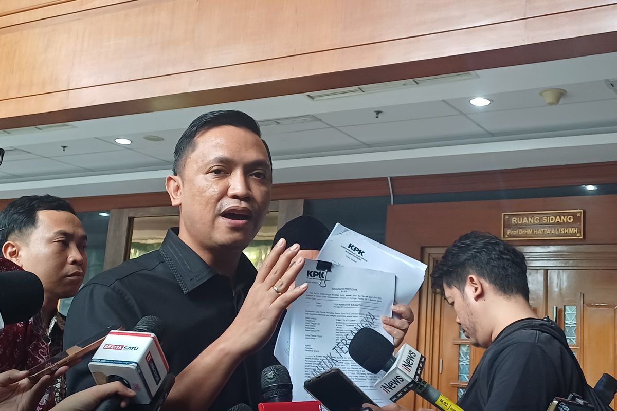 Kuasa hukum Sekretaris Jenderal (Sekjen) PDI-P Hasto Kristiyanto, Ronny Talapessy saat ditemui awak media di sela sidang di Pengadilan Tipikor Jakarta Pusat, Jumat (25/4/2025).