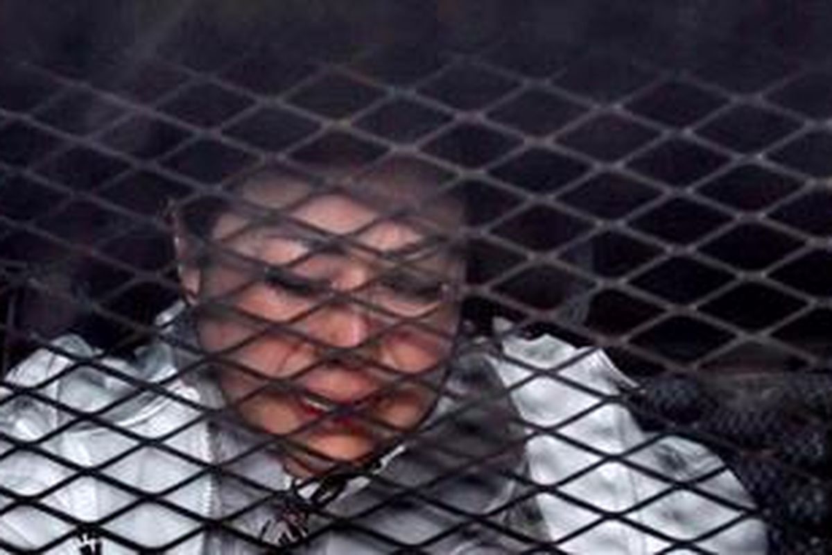 Hartati Murdaya menangis di dalam mobil tahanan usai diperiksa penyidik KPK di kantor KPK Jakarta Selatan, Rabu (12/9/2012). Hartati langsung ditahan karena diduga terkait kasus dugaan penyuapan Bupati Buol, Amran Batalipu, dalam rangka memperoleh hak guna usaha (HGU) lahan perkebunan seluas 4.500 hektare.