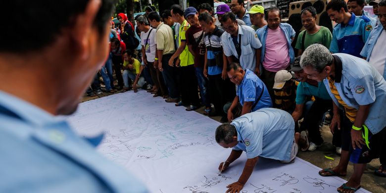 Para pengemudi angkutan umum berbagai jurusan Tanah Abang melakukan aksi unjuk rasa di depan Balai Kota DKI Jakarta, Senin (22/1/2018). Mereka tidak terima dengan kebijakan Pemprov DKI Jakarta yang menutup ruas jalan demi pedagang kaki lima.