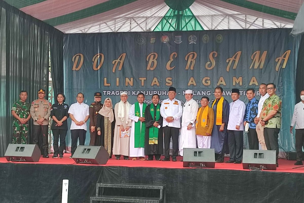 Tangerang Selatan gelar doa bersama lintas agama untuk tragedi kanjuruhan. Kegiatan itu berlangsung di Lapangan Cilenggang, Serpong, Tangerang Selatan, Kamis (6/10/2022). 