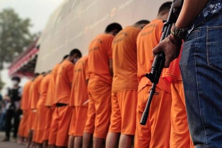 Pihak Polres Garut menghadirkan para pelaku penyalahgunaan narkotika saat ekspose di Mapolres Garut, Selasa (2/8/2022). Puluhan pelaku penyalahgunaan narkotika diamankan dalam rentang tiga bulan. 

