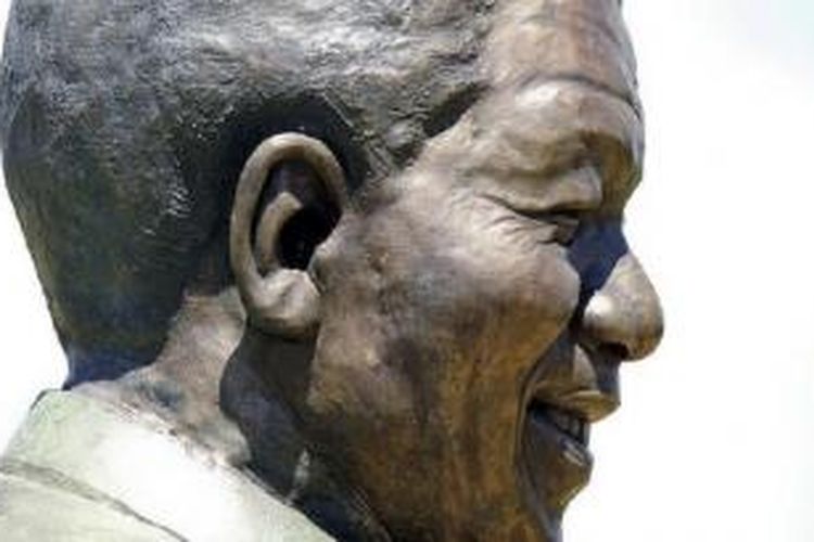 Kelinci perunggu di telinga kanan patung Nelson Mandela itu tidak terlihat dari jarak jauh.