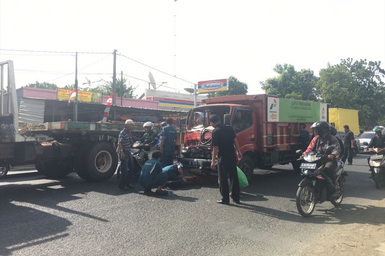 Terjadi kecelakaan truk yang sama-sama mengangkut tabung gas elpiji 5 kilogram di Jalan Raya Narogong, Rawa Lumbu, Bekasi, Jumat (25/8/2017).