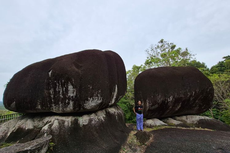 Saat trekking di Bukit Peramun, pengunjung dapat melihat dua batu granit raksasa yang dinamakan batu kembar. Batu granit banyak ditemui di sepanjang jalur trekking di Bukit Peramun dan menjadi salah satu daya tarik destinasi wisata ini.
