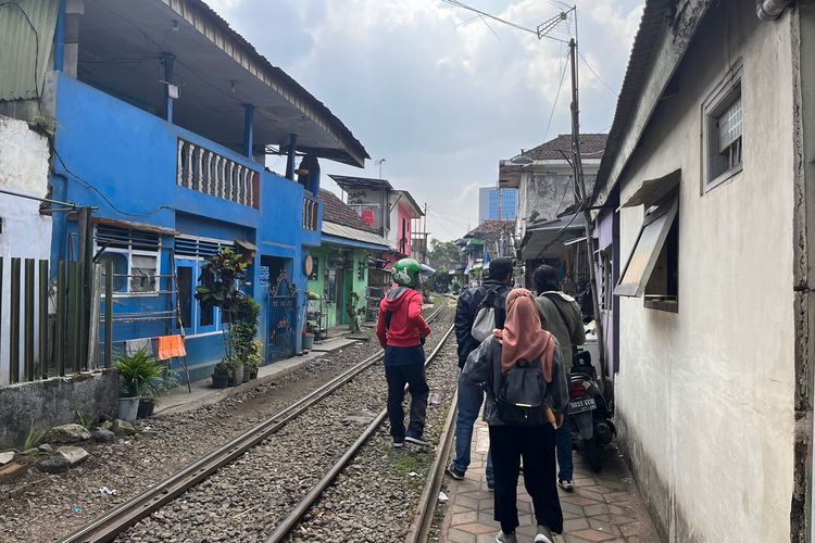 Ratusan bangunan yang berdekatan dengan jalur kereta api di Kota Malang, Jawa Timur bakal ditertibkan oleh PT Kereta Api Indonesia (KAI).