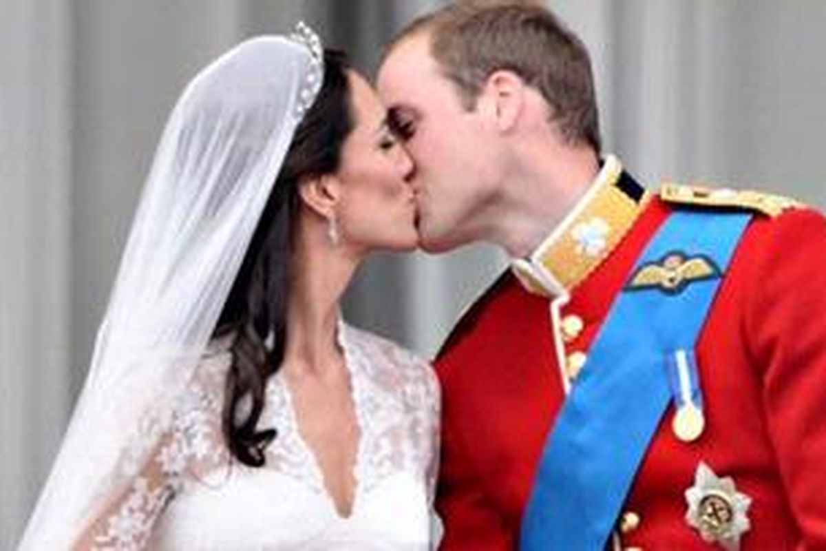 Pangeran William mencium istrinya Kate Middleton di balkon Istana Buckingham usai pernikahan di Gereja Westminster Abbey, London, Jumat (29/4/2011).