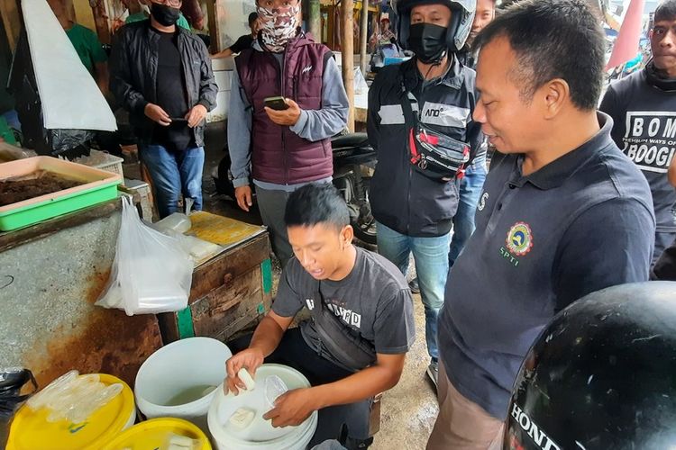 Berita Foto: Perajin dan Pedagang tahu tempe di Kota Tasikmalaya, Jawa Barat, masih produksi dan berjualan saat aksi mogok massal se-Indonesia memprotes harga bahan baku kedelai turun Selasa (22/2/2022). Mereka berdalih mendapatkan surat edaran dari sebuah himpunan tahu dan tempe yang diduga bohong alis hoaks dan sudah membelikan uang modalnya untuk bahan baku tahu tempe. Himpunan Perajin Tahu Tempe (HPPT) Kota Tasikmalaya pun menggelar inspeksi mendadak (sidak) ke pedagang di Pasar Cikurubuk dan pabrik tahu tempe di Indihiang, Kota Tasikmalaya.