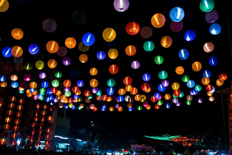 Lampion warna-warni yang melambangkan persatuan dalam keragaman.