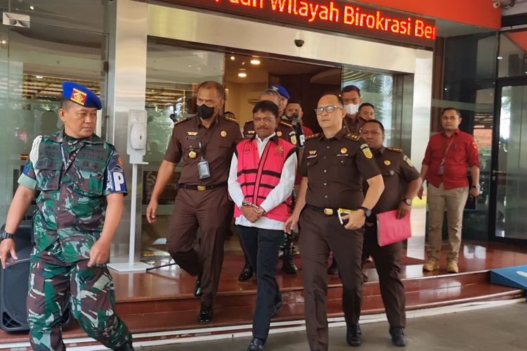Menkominfo Johnny G Plate mengenakan rompi tahanan khas Kejagung berwarna pink  di Lobi Gedung Bundar Kejagung, Jakarta, Rabu (17/5/2023).