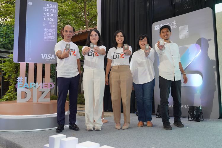 Managing Director, Group Head, Regional Consumer Product DBS Bank Ananya Sen, Head of Card and Loan Business PT Bank DBS Indonesia Ari Lastina, Consumer Banking Director PT Bank DBS Indonesia Melfrida Gultom, Country Manager Visa Indonesia Vira Widiyasari, dan CEO Waste4Change M. Bijaksana Junerosano pada peluncuran Kartu Kredit digibank Z Visa Platinum di Jakarta, Rabu (18/9/2024). Kartu ini mengusung konsep keberlanjutan dengan bahan yang didaur ulang dari limbah plastik (rPVC) untuk generasi muda peduli lingkungan.