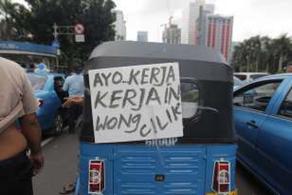 Gabungan sopir taksi dan bajaj melakukan aksi demonstrasi di sepanjang Jalan Sudirman, Jakarta, Selasa (22/3/2016). Mereka menuntut pemerintah menutup angkutan umum berbasis online karena dianggap mematikan mata pencaharian mereka.