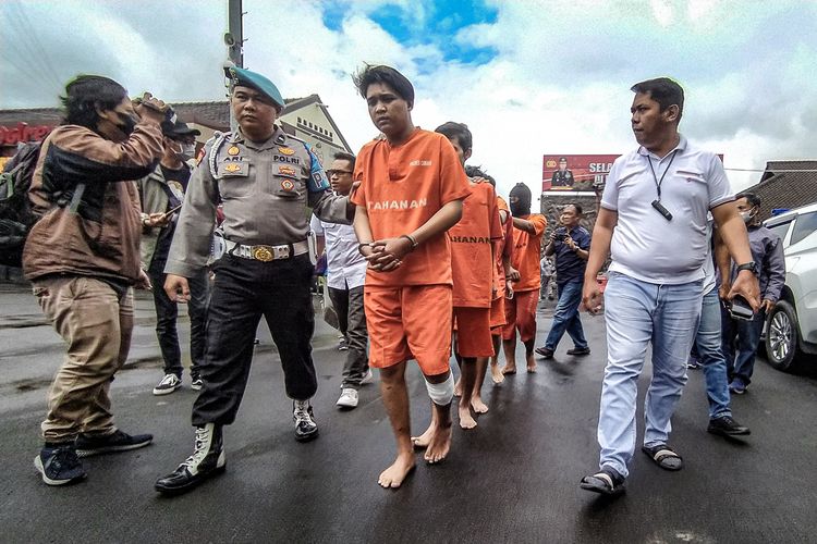 5 anggota geng motor Moonraker ditangkap polisi setelah terbukti mengeroyok seorang pemuda di Cimahi hingga tewas, Kamis (16/2/2023).