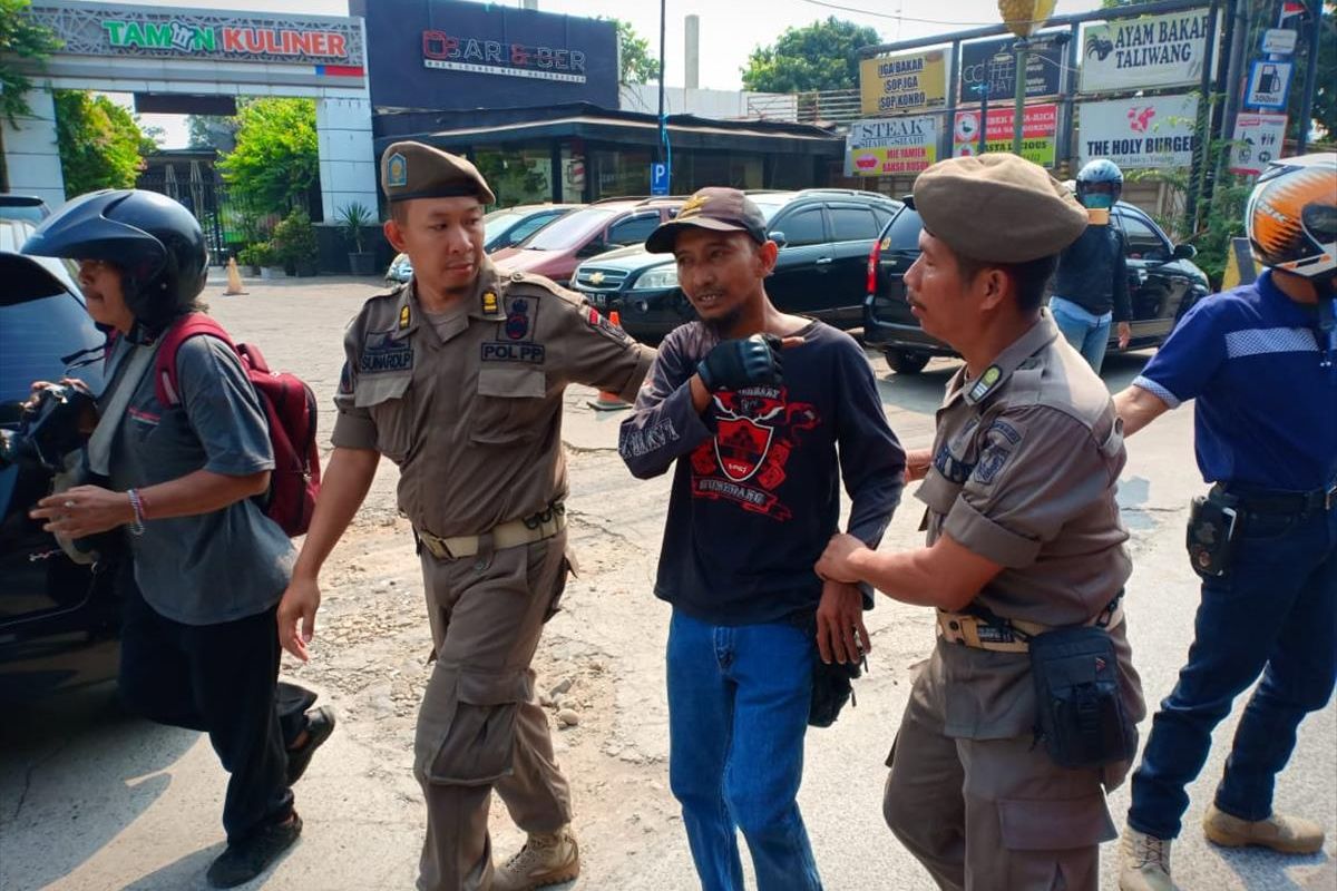 Bikin Jalan Macet, 7 Juru Parkir Liar di Duren Sawit, Jakarta Timur diamankan Satpol PP, Rabu (24/7/2019).